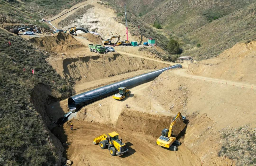 山谷間的建設圖景