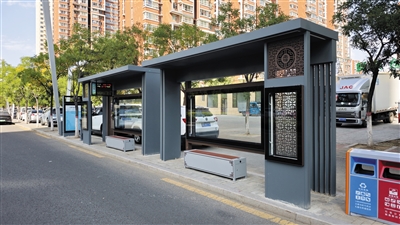 兼具顏值與智慧功能的新中式公交站亭亮相我市街頭。戎禹仁攝