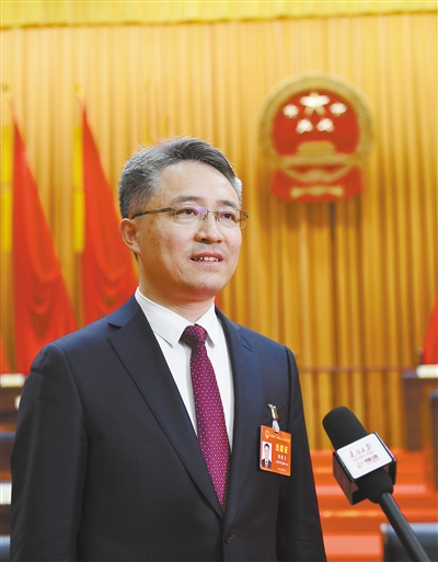 新當(dāng)選的大同市市長(zhǎng)劉俊義接受媒體專訪。李冬賓攝