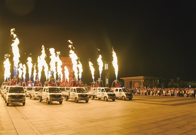 熱氣球噴火巡游表演“燃爆”古城